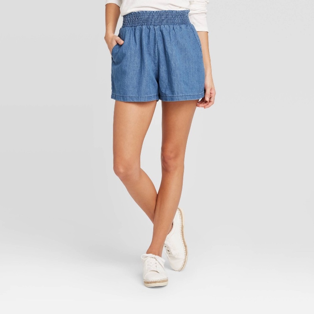 NWOT Mid-Rise Pull on denim shorts